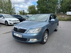 Ljusgrå Begagnad 2011 Skoda Octavia Kombi | 69 900 kr (Dyr)