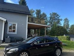 Svart Begagnad 2014 Volvo V40 Kombi | 100 000 kr (Marknadspris)