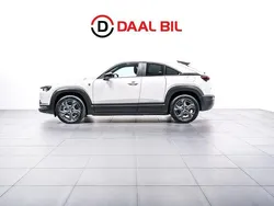 Vit Begagnad 2023 Mazda MX30 Exclusive-Line SUV | 274 700 kr (Superpris)