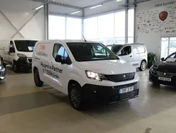 Vit (vit kaolin) Begagnad 2023 Peugeot E-Partner Minibuss | 349 875 kr (Marknadspris)