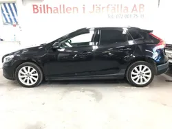 Svart Begagnad 2013 Volvo V40 CC Momentum Kombi | 159 900 kr (Marknadspris)