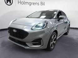 Grå (solar silver metallic) Ny 2025 Ford Puma ST-Line SUV | 332 400 kr (Marknadspris)