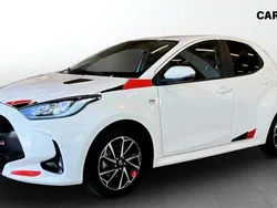 Vit Begagnad 2022 Toyota Yaris Hybrid Halvkombi | 204 900 kr (Marknadspris)