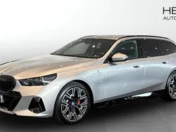 Grå (grey) Begagnad 2025 BMW 530e M Sport Kombi | 739 700 kr (Marknadspris)