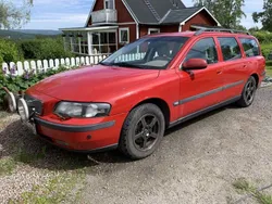 Röd Begagnad 2001 Volvo V70 Kombi | 22 000 kr (Marknadspris)