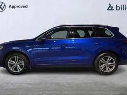 Mörkblå Begagnad 2023 VW Touareg R-line SUV | 619 000 kr (Marknadspris)