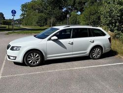 Vit Begagnad 2016 Skoda Octavia Ambition Kombi | 87 000 kr (Superpris)
