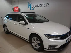 Vit (oryx white) Begagnad 2016 VW Passat GTE Kombi | 189 900 kr (Lite dyr)