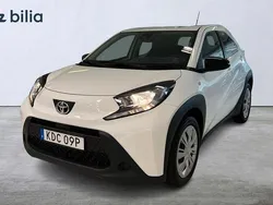 Vit Begagnad 2022 Toyota Aygo Play Halvkombi | 164 900 kr (Marknadspris)