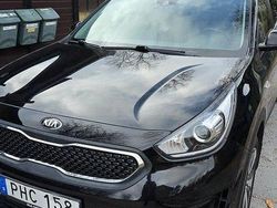Svart Begagnad 2017 Kia Niro Advance SUV | 177 900 kr (Marknadspris)