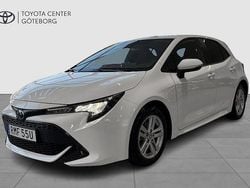 Vit Begagnad 2022 Toyota Corolla Hybrid Active Halvkombi | 219 900 kr (Bra pris)