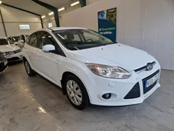 Vit Begagnad 2014 Ford Focus Trend Halvkombi | 74 900 kr