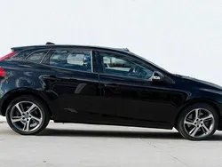 Svart Begagnad 2016 Volvo V40 Kinetic Kombi | 139 000 kr (Marknadspris)