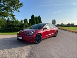Röd Begagnad 2019 Tesla Model 3 Long Range Sedan | 219 900 kr (Bra pris)