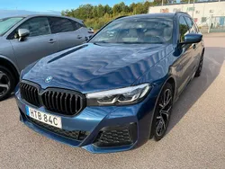 Blå (phytonic blå metallic) Begagnad 2023 BMW 530e M Sport Kombi | 479 000 kr (Lite dyr)