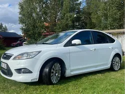 Vit Begagnad 2010 Ford Focus Titanium Halvkombi | 25 000 kr (Marknadspris)