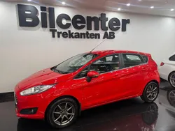 Röd Begagnad 2015 Ford Fiesta Titanium Halvkombi | 64 900 kr (Marknadspris)