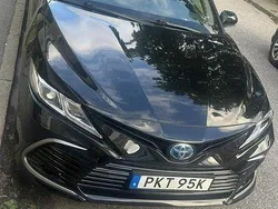 Svart Begagnad 2022 Toyota Camry Hybrid Active Sedan | 239 000 kr (Marknadspris)
