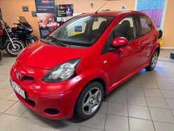 Röd Begagnad 2010 Toyota Aygo Halvkombi | 29 800 kr (Marknadspris)