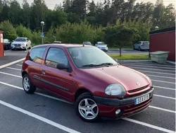 Röd Begagnad 2001 Renault Clio II Halvkombi | 18 000 kr (Marknadspris)