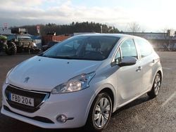 Vit Begagnad 2015 Peugeot 208 Halvkombi | 70 000 kr (Marknadspris)
