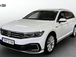 Vit (pure white) Begagnad 2019 VW Passat GTE Kombi | 229 800 kr (Marknadspris)