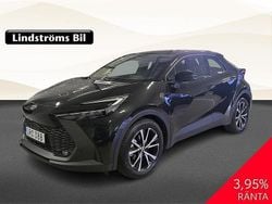 Svart Begagnad 2025 Toyota C-HR Style SUV | 354 900 kr (Marknadspris)