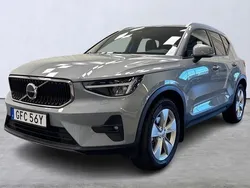 Grå Begagnad 2023 Volvo XC40 Core SUV | 369 900 kr (Marknadspris)