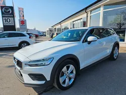 Vit Begagnad 2019 Volvo V60 CC Momentum Kombi | 259 000 kr (Marknadspris)