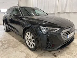 Svart Begagnad 2023 Audi Q8 e-tron Proline SUV | 619 900 kr