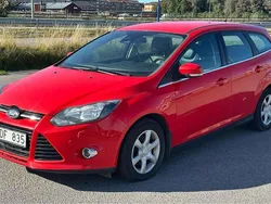 Röd Begagnad 2013 Ford Focus Titanium Kombi | 20 000 kr