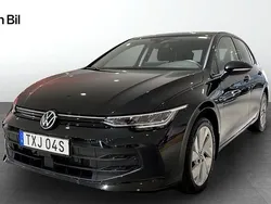 Svart Begagnad 2024 VW Golf VIII Life Kombi | 304 900 kr (Marknadspris)