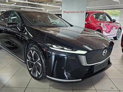 Svart (jet black metallic ) Ny 2025 Mazda 6e Takumi-Line Sedan | 508 400 kr