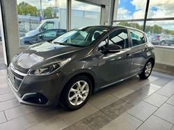 Mörkgrå (grå) Begagnad 2017 Peugeot 208 Halvkombi | 124 900 kr (Marknadspris)