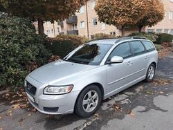 Grå Begagnad 2011 Volvo V50 Kinetic Kombi | 79 900 kr (Marknadspris)