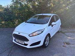 Vit Begagnad 2015 Ford Fiesta Trend Halvkombi | 58 000 kr (Marknadspris)