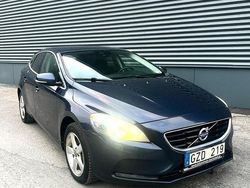 Blå Begagnad 2013 Volvo V40 Momentum Kombi | 89 000 kr (Marknadspris)