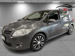 Mörkgrå (grå) Begagnad 2010 Toyota Auris Plus Halvkombi | 49 900 kr (Marknadspris)