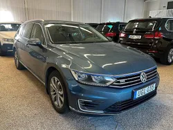 Blå Begagnad 2016 VW Passat GTE Kombi | 119 900 kr (Marknadspris)