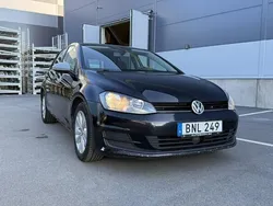 Svart Begagnad 2015 VW Golf VII Halvkombi | 89 999 kr (Marknadspris)
