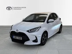Vit Begagnad 2024 Toyota Yaris Hybrid Active Halvkombi | 249 800 kr (Marknadspris)
