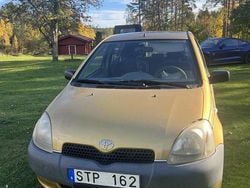 Gul Begagnad 2001 Toyota Yaris Halvkombi | 14 000 kr (Bra pris)