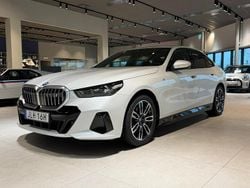 Vit Begagnad 2024 BMW i5 M Sport Sedan | 629 000 kr (Marknadspris)