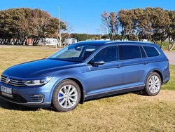 Blå Begagnad 2016 VW Passat GTE Kombi | 139 000 kr (Marknadspris)