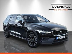 Svart Begagnad 2022 Volvo V60 CC Momentum Kombi | 379 900 kr (Marknadspris)