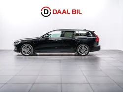 Svart Begagnad 2022 Volvo V60 Core Kombi | 409 700 kr (Marknadspris)