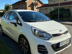 Vit Begagnad 2016 Kia Rio Halvkombi | 92 000 kr (Marknadspris)