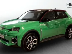 Grön (green) Begagnad 2025 Renault R5 Techno Halvkombi | 425 700 kr (Marknadspris)