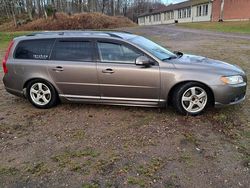 Står grå i registreringsbeviset, men ser mer grönbeige ut. Begagnad 2008 Volvo V70 Kombi | 55 000 kr (Lite dyr)