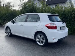 Vit Begagnad 2011 Toyota Auris Hybrid Premium Halvkombi | 104 500 kr (Bra pris)